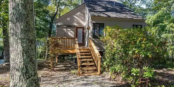 15 SHAGBARK LN