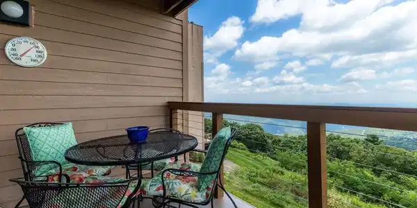 1518 CLIFFS CONDOS