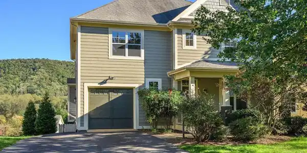 1124 ARDEN DR