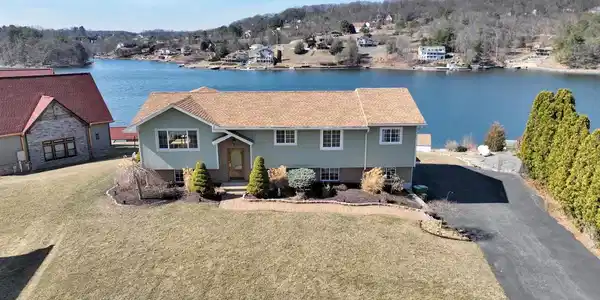 830 CAYUGA COVE