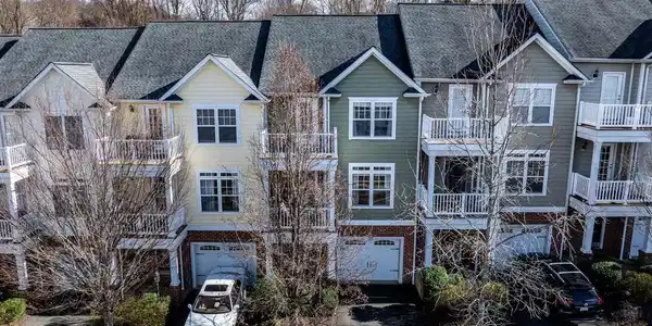 2138 SARANAC CT