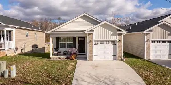 558 GREAT OAK COURT