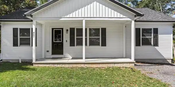 957 LONGVIEW DRIVE