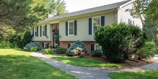 464 WOODLANDS RD