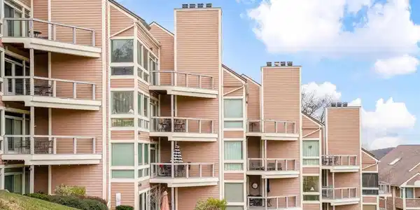 907 DIAMOND HILL CONDOS