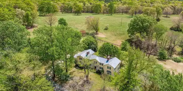 2176 LINDSAY RD