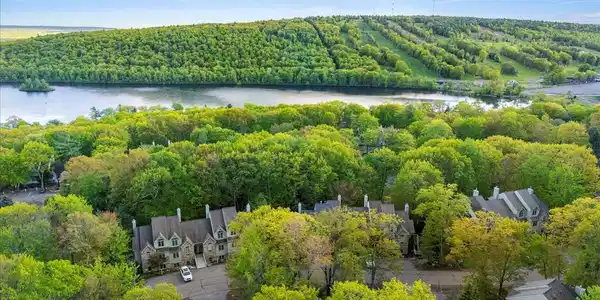 42 MOUNTAINWOODS DRIVE