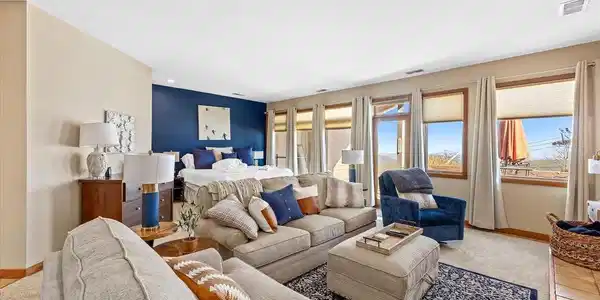905 DIAMOND HILL CONDOS
