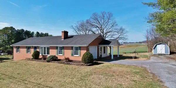 472 HONEYSUCKLE ROAD