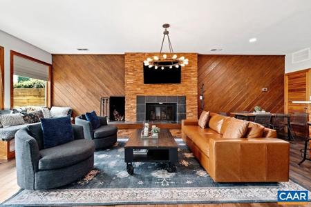 913 DIAMOND HILL CONDOS