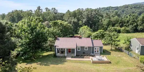899 LINDSAY LANE