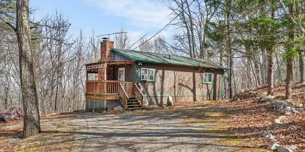 137 SANDSTONE LANE