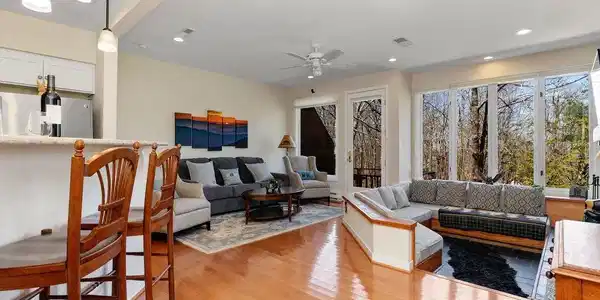 8 IVY GLEN LN