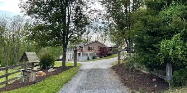 212 MOWRY LANE