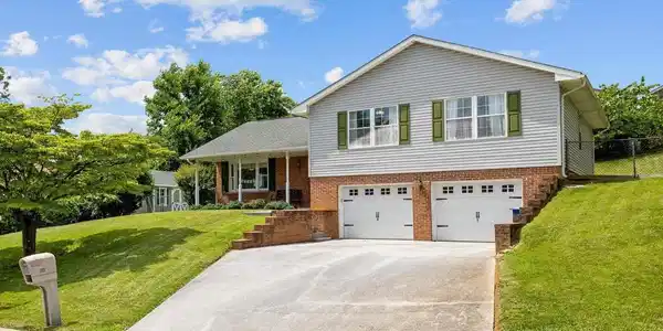 986 STUART DRIVE