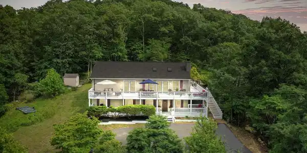 1390 APPLEWOOD DRIVE