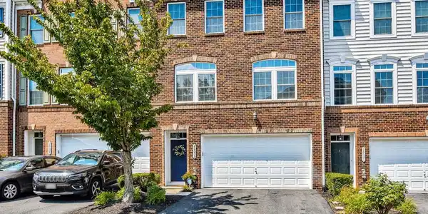 26033 HUNTWICK GLEN SQUARE