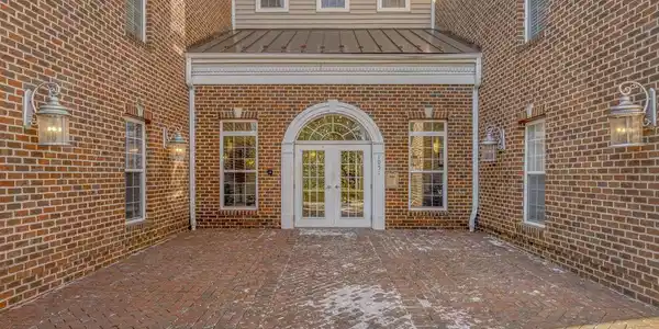 1051 GLENWOOD STATION LN