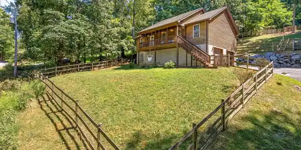 806 WINDY WAY