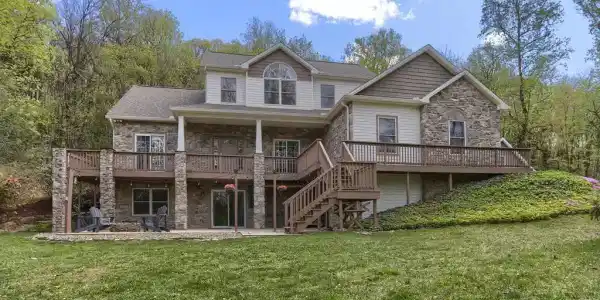 586 BLUE MOUNTAIN PARKWAY