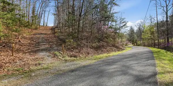 WHISPERING KNOLLS DR