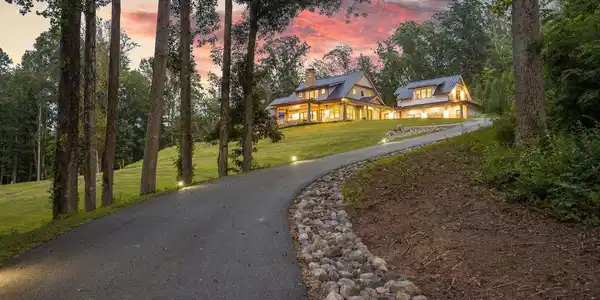 111 FALCON DR