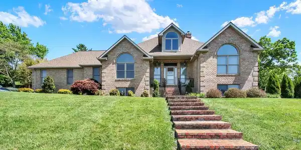 605 VISTA COURT