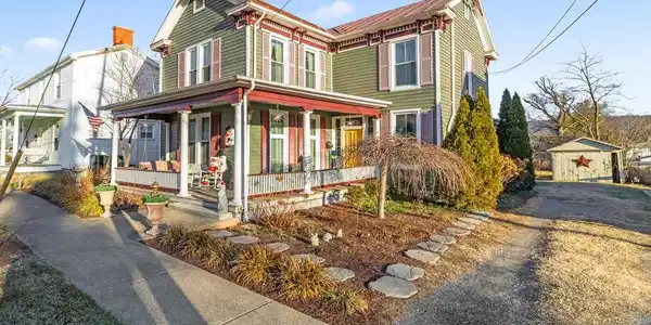207 MUHLENBERG STREET
