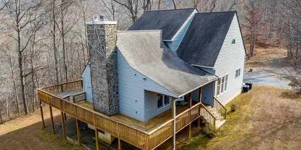 330 EADES LN