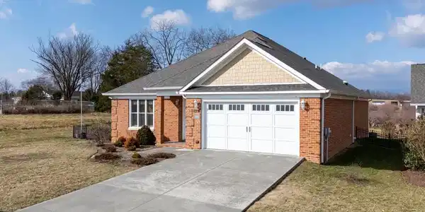 1098 MAGNOLIA COURT
