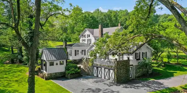 282 CRABAPPLE LANE