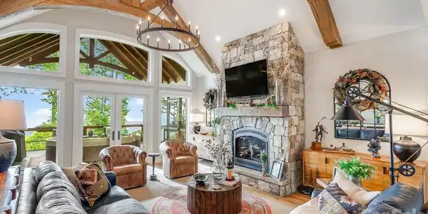 2220 Saranac Lane