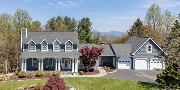 102 Brookhollow Drive