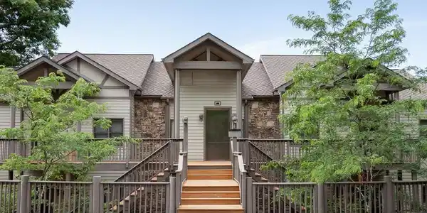 30 Club Villa Court