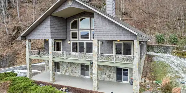 579 Bryson Heights