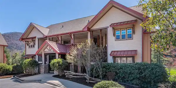 1560 Country Club Drive