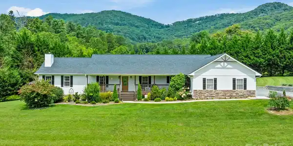 6 Sayles Town Road