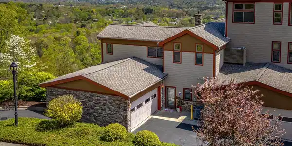 4 Chimney Crest Drive