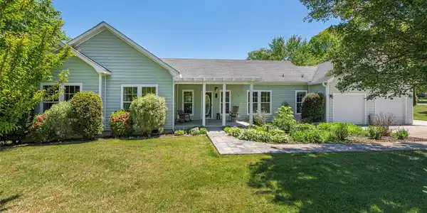 16 Chinaberry Court