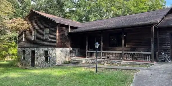 2752 Old Highway 221 None S
