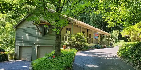 383 Ravenwood Lane