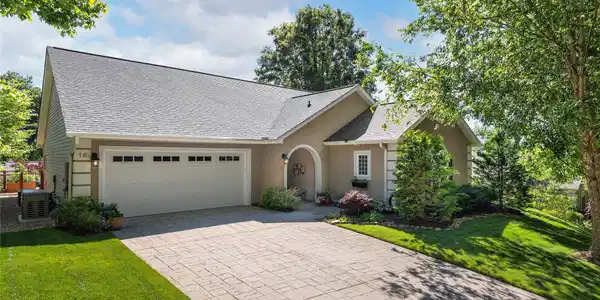 16 Stonebridge Drive