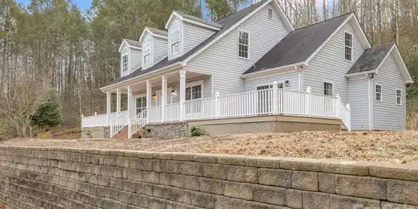 402 Sweetbriar Road N