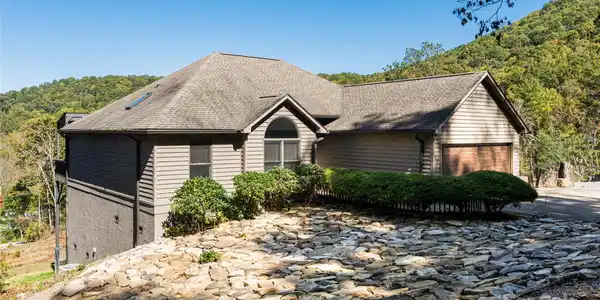 6 Laurel Trail