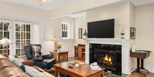 203 6th Avenue W
