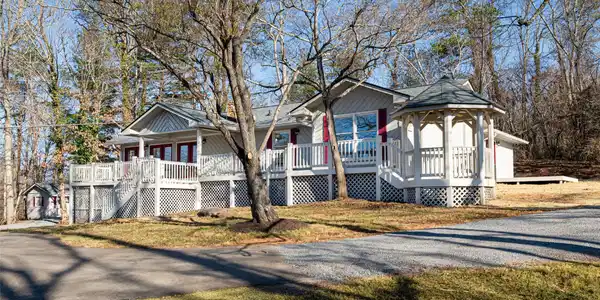 97 Upper Moffitt Road