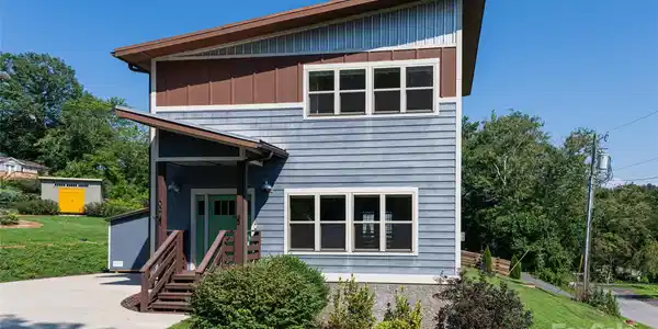 102 E Skyland Circle