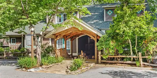 250 Creekside Way