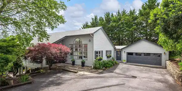 6 Lakeway Circle