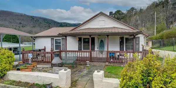 118 & 124 East Lawson Road